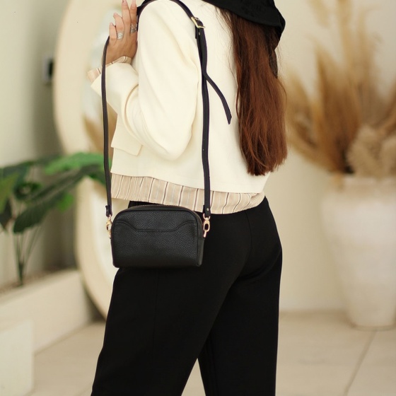 کیف دوشی زنانه طرح مینو چرم فلوتر مشکی