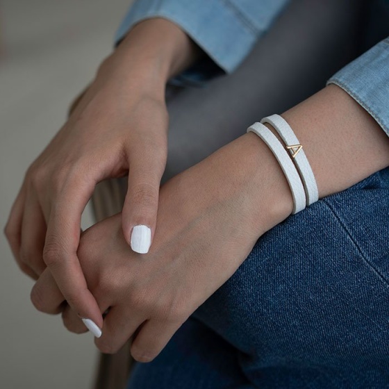 دستبند زنانه طلا چرم حرف A