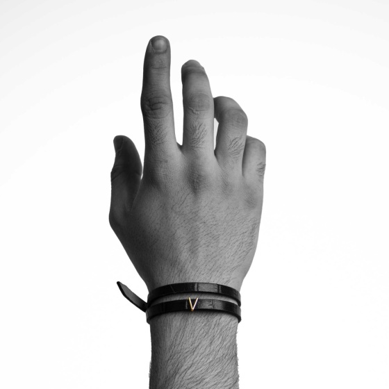 دستبند مردانه طلا چرم حرف V